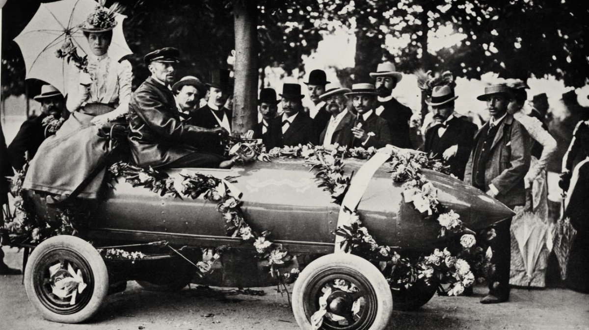 Říkali mu Rudý ďábel. Už v 19. století jezdil v elektromobilu stokilometrovou rychlostí