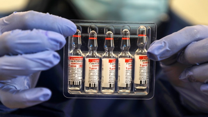 Vakcína Sputnik V má problém: Nalezli v ní živý virus, který se může množit