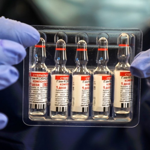 Vakcína Sputnik V má problém: Nalezli v ní živý virus, který se může množit