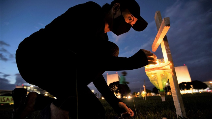 Covid usmrtil víc lidí, než přiznávají vlády. A to i v Česku