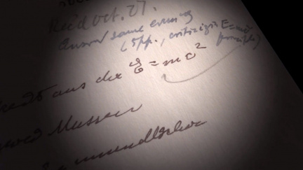 Einsteinův rukopis s E=mc² vydražen za víc než milion dolarů. Rozumíte té rovnici?