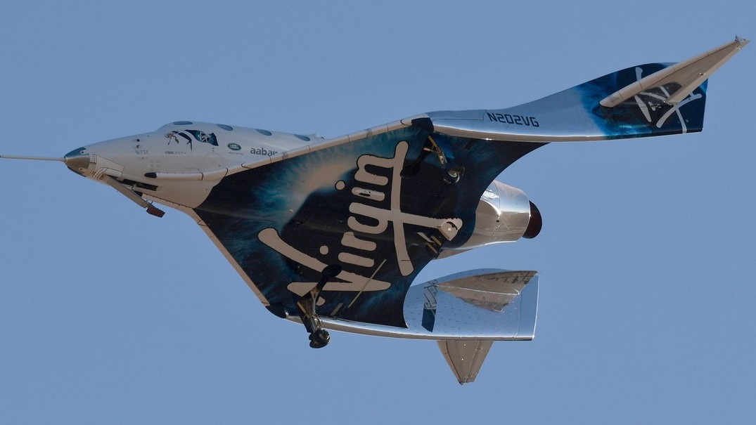 Futuristický letoun Virgin Galactic doletěl na pokraj vesmíru