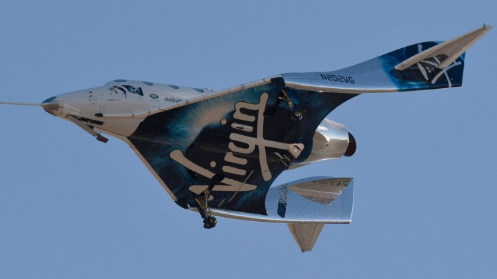 Futuristický letoun Virgin Galactic doletěl na pokraj vesmíru