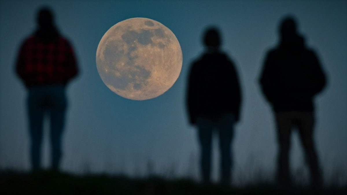 Hlavy vzhůru! Nastal superúplněk s obřím Měsícem, největší v tomto roce