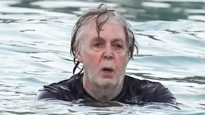 Jak si slavný Brouk zahrál s plážovými kluky na celer