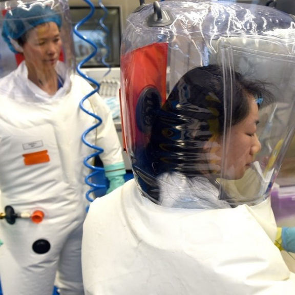 Koronavirus mohl uniknout při pokusu v laboratoři. Naznačuje to nová analýza