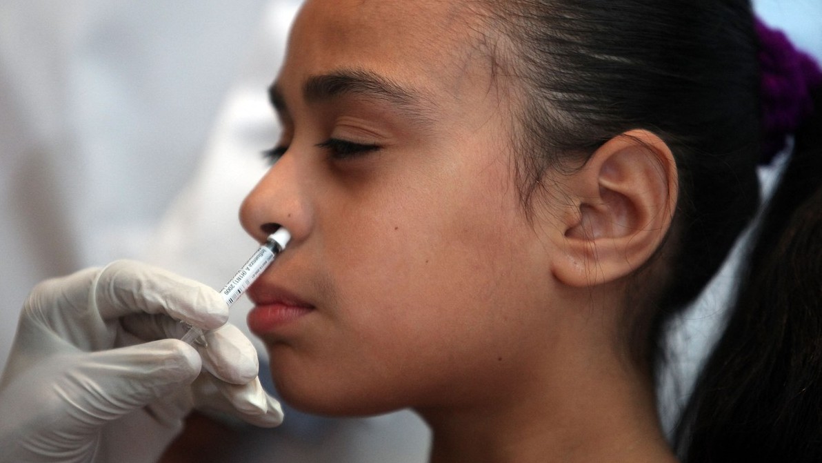 Bez stříkaček a jehel. Covidová vakcína ve spreji uspěla v prvních testech