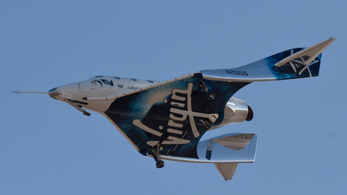 Richard Branson doletěl v raketovém letadle na hranici vesmíru