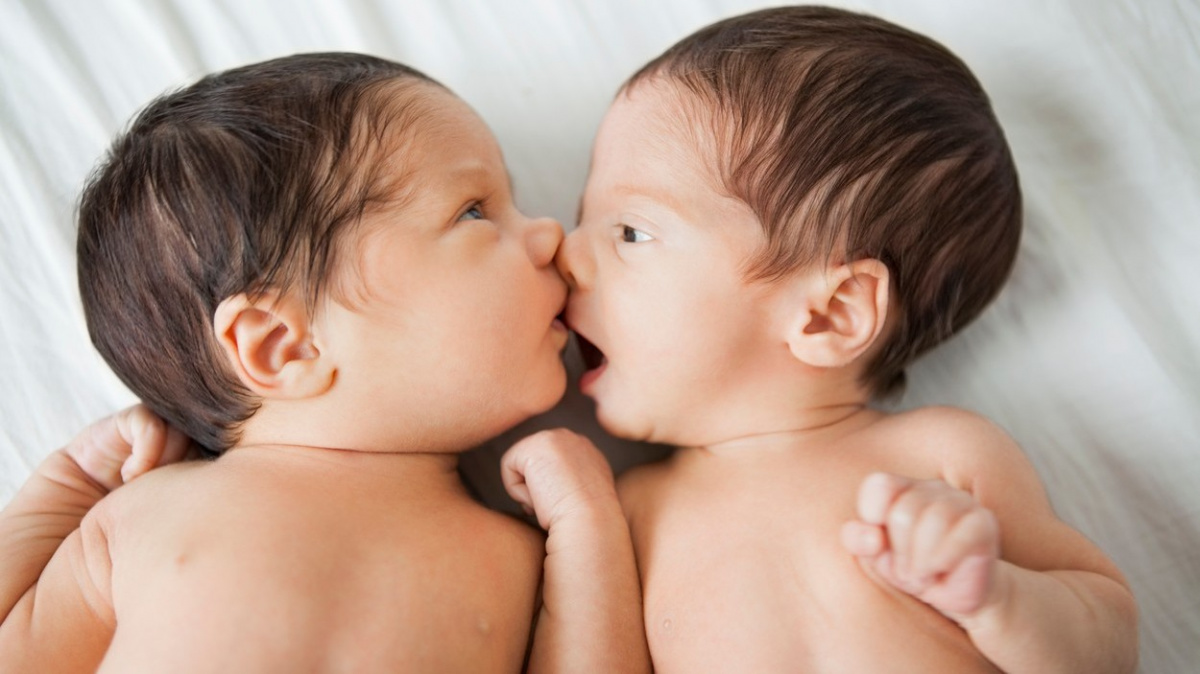 Evoluce dvojvaječná dvojčata nevymyslela. Proč se tedy rodí?