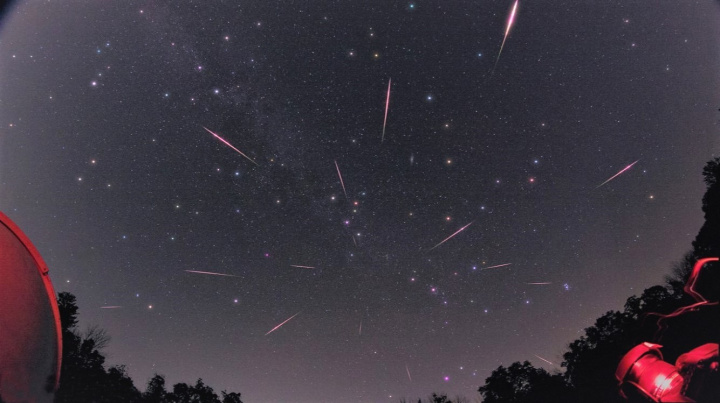 Meteorická show roku vrcholí. Uvidíte desítky meteorů za hodinu