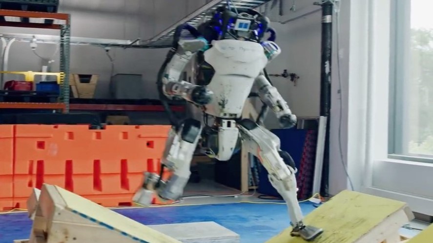 Techničtí géniové vytrénovali roboty na akrobatický parkour a předvádí je ve videu
