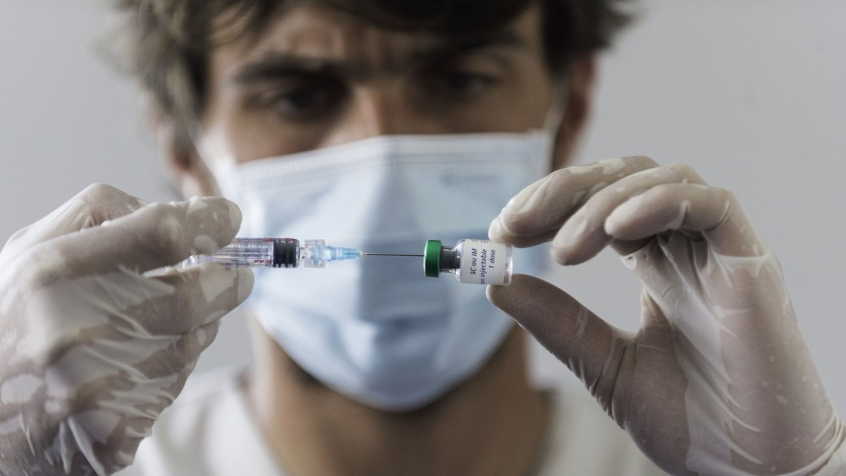 Vakcína Pfizer/BioNTech ztrácí účinnost rychleji než AstraZeneca