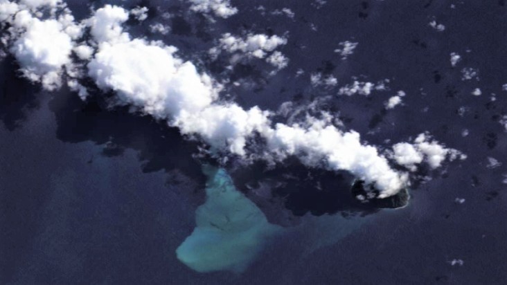 Podmořská sopka vychrlila Japoncům nový ostrov