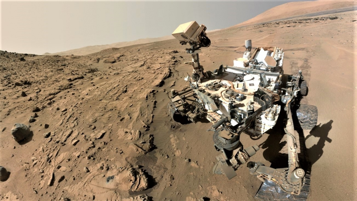 Sonda Curiosity pořídila ohromující záběry marsovského kráteru