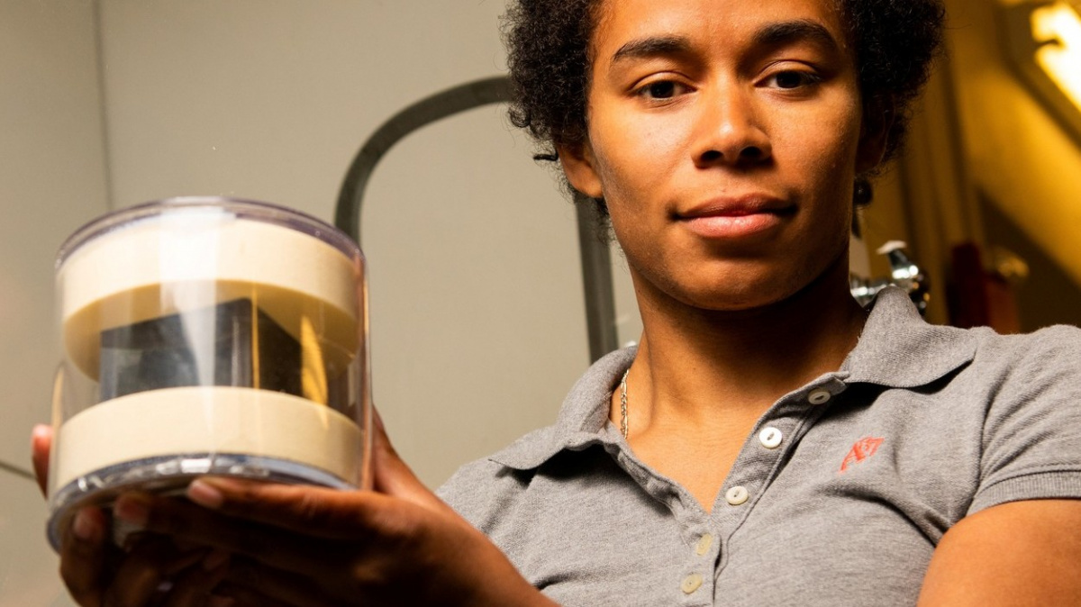 Vědci zkoumají radioaktivní kostky z českého uranu. Měly zachránit Hitlerovu říši