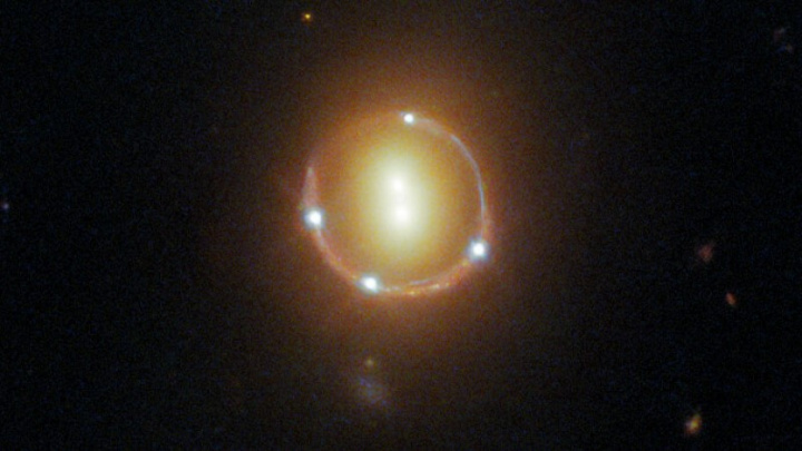 Zachycen úchvatný Einsteinův prstenec. Astronomové jím nahlédli do hlubin vesmíru