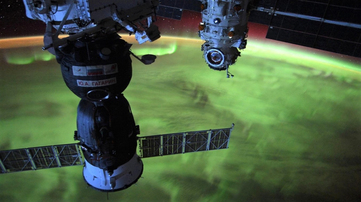 Modrá planeta? Fascinující snímky z vesmíru ukazují Zemi pod zeleným závojem