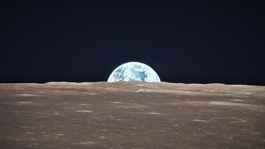 Úplněk naruby. Fascinující video z Měsíce ukazuje vycházející Zemi