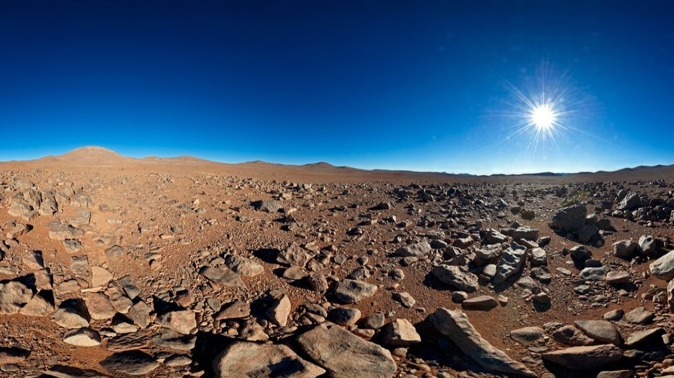 Gigantický výbuch komety spekl písek v poušti do skla