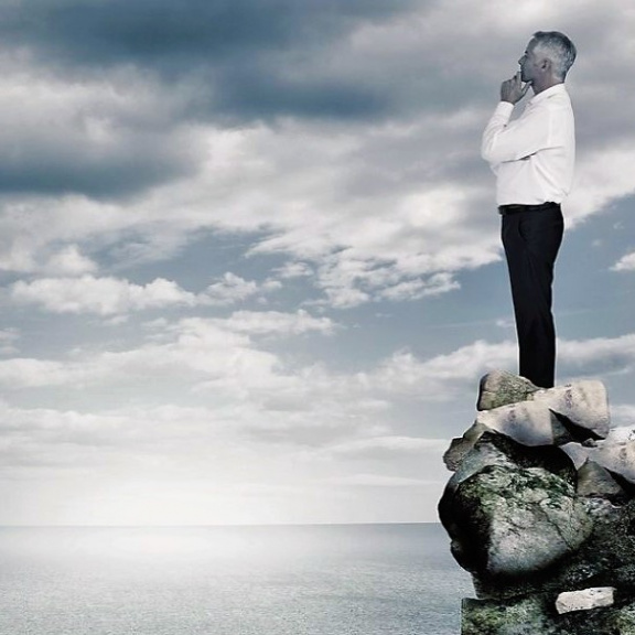 Stojíte na okraji srázu a chce se vám skočit dolů. Co za tím vězí?