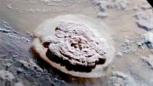 Snímek ze satelitu amerického Národního úřadu pro oceán a atmosféru Goes West ukazuje erupci podmořské sopky Hunga Tonga.