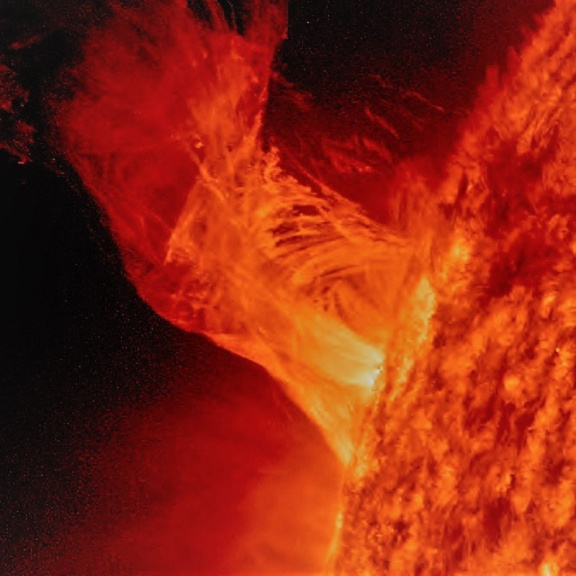 Slunce odpálilo erupci nejsilnější kategorie. Zachytilo ji video