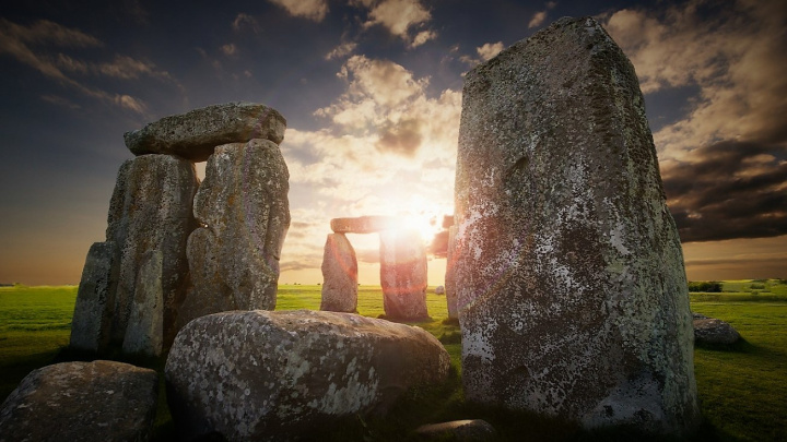 Klimatičtí aktivisté posprejovali Stonehenge oranžovou barvou