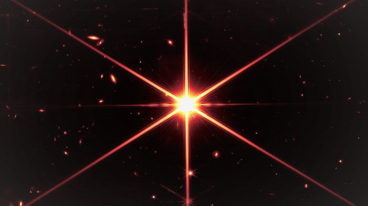 Webbův teleskop poprvé zaostřil. Na Zemi poslal úchvatný snímek vzdálené hvězdy