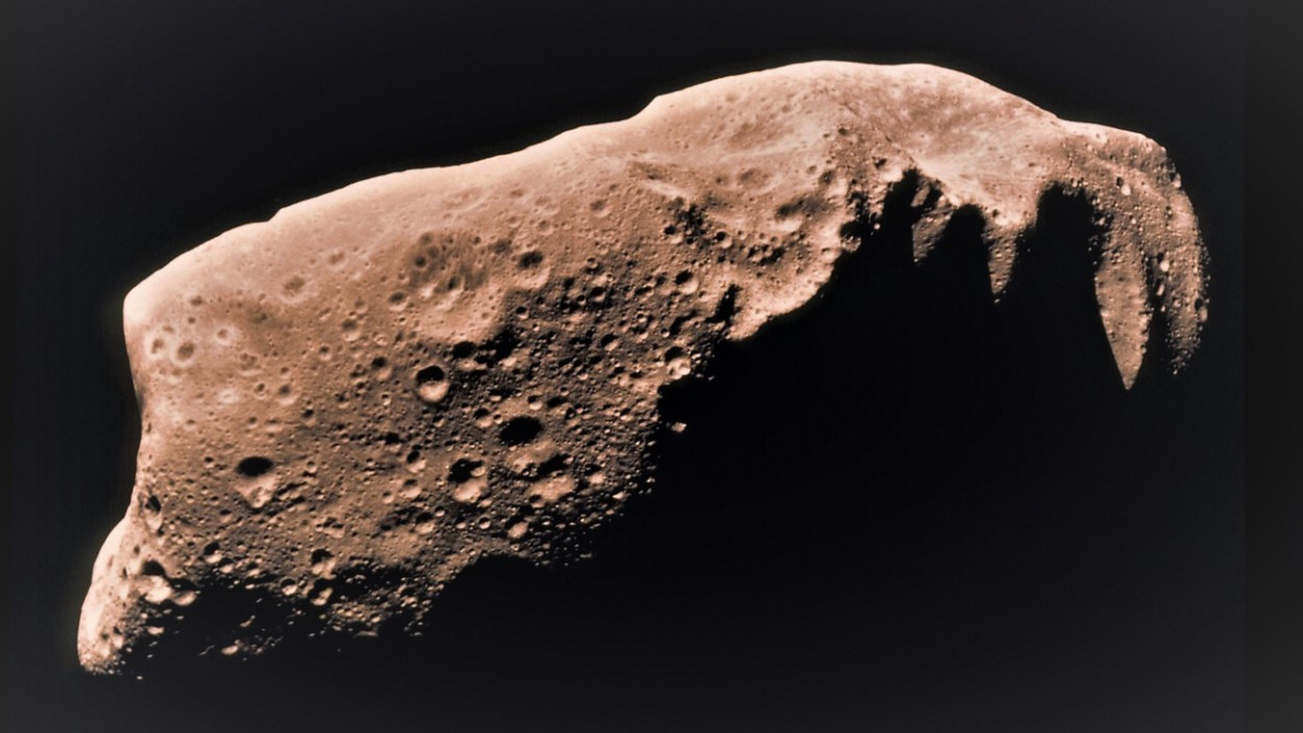 Zemi mine vesmírná skála větší než katedrála sv. Víta