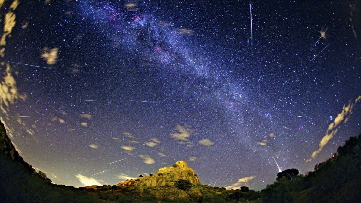 Hlavy vzhůru, z ohonu komety na nás prší meteory