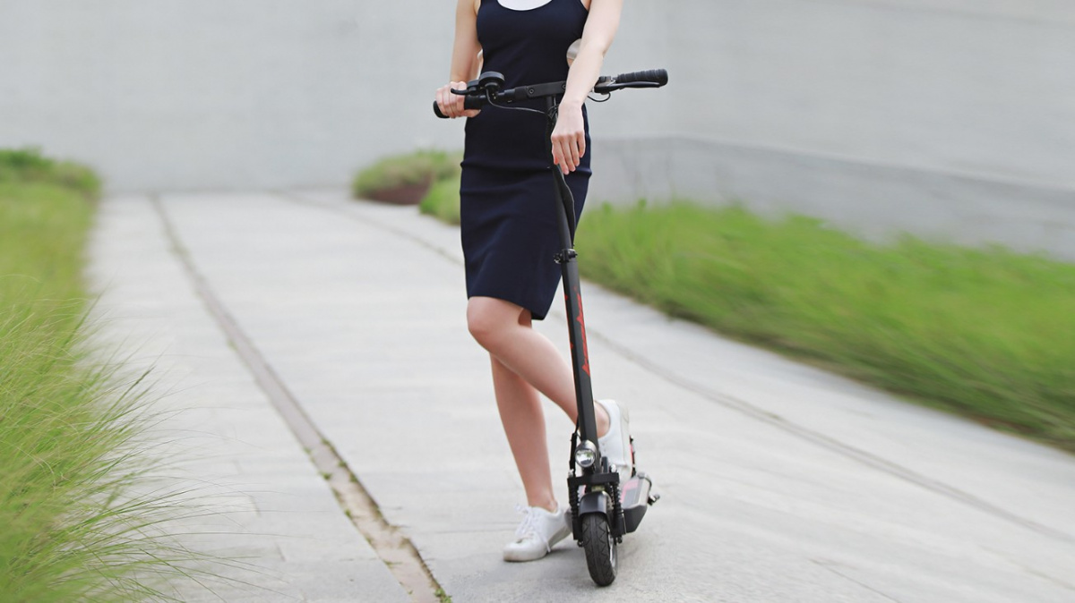 Dojezd 180 km, rychlost až 100 km/h. Do Česka dorazily nadupané koloběžky KAABO