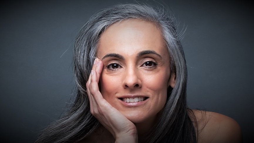 Biologická záhada vysvětlena. Už víme, proč nám po stresu šedivějí vlasy