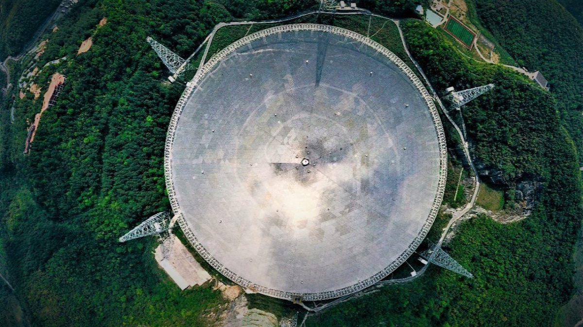 Zachytili Číňané signál mimozemšťanů, nebo rádiovou stopu své mikrovlnky?