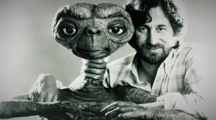 Režisér Steven Spielberg s E.T. Mimozemšťanem na snímku z roku 1982.