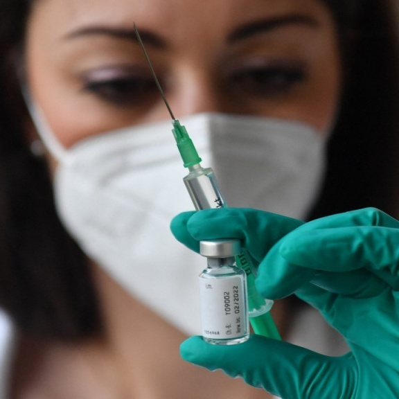 Vakcíny proti covidu zachránily 20 milionů životů