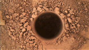 Díra o průměru 1,6 a hloubce 6,7 centimetru v oblasti Mount Sharp na Marsu. Vyvrtal ji pro odběr vzorků horniny rover americké vesmírné agentury NASA Curiosity.