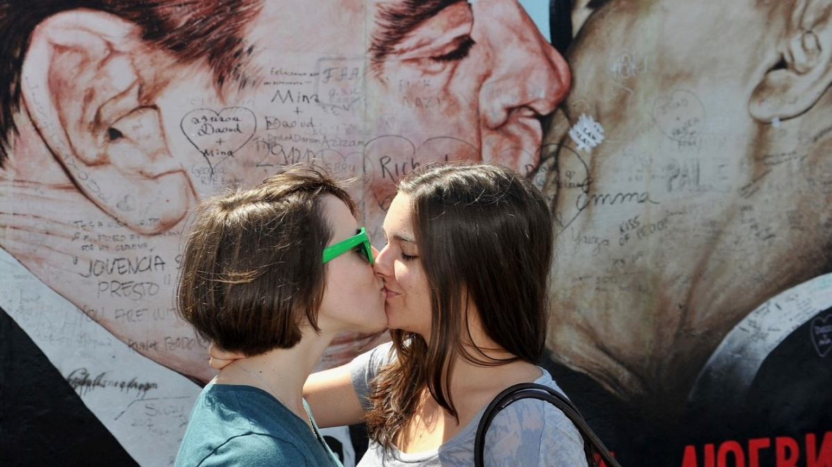 Polibky otevřely cestu viru, kterým je nakažena téměř polovina lidstva