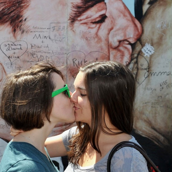 Polibky otevřely cestu viru, kterým je nakažena téměř polovina lidstva