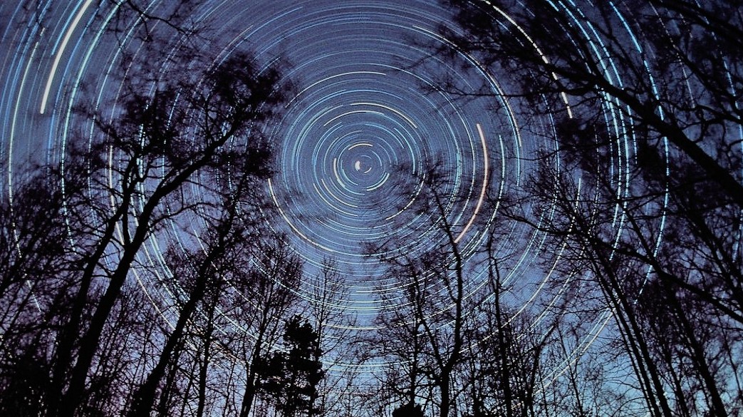 Země se točí nejrychleji za poslední půlstoletí. Co za tím vězí?