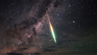 Meteor s Mléčnou dráhou na pozadí.