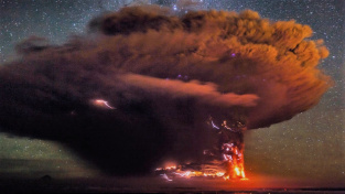 Soptící vulkán Calbuco v Chile, ze kterého šlehají blesky. Masivní erupce s ohromným mrakem popela připomíná výbuch atomové bomby. Pod zemskou kůrou se skrývá gigantická síla.