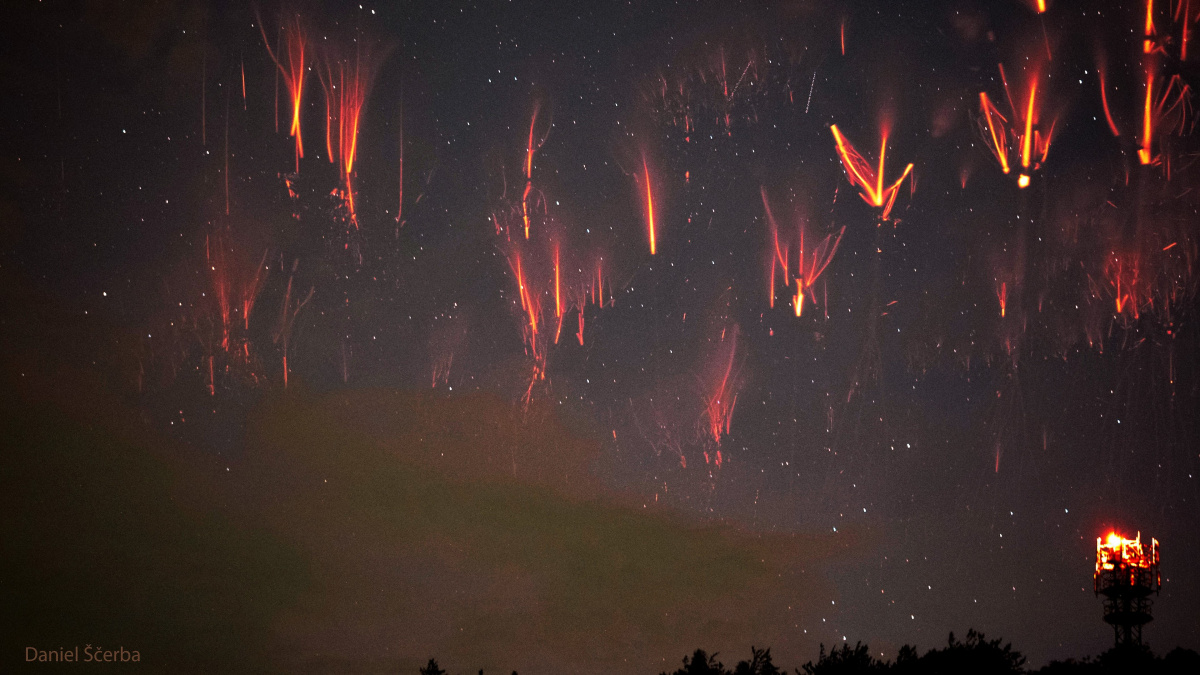 Na českém nebi se vyrojili rudí skřítkové
