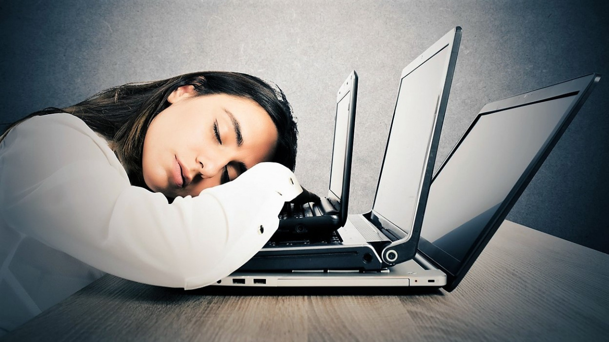 Proč se po jídle cítíme ospalí?