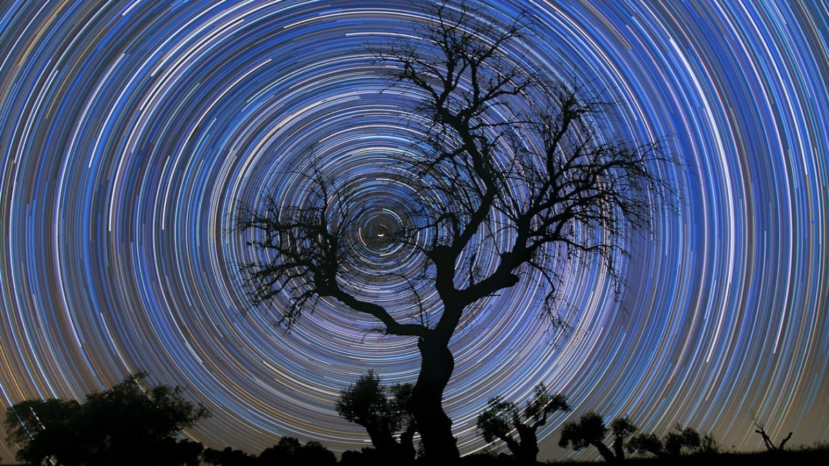 Planety se roztočily piruetou a točí se dodnes. Důmyslné animace ukazují jak