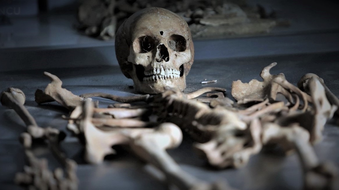 Se srpem kolem krku i s kamenem v ústech. Tak pohřbívali ‚upíry‘, aby nevstali z mrtvých