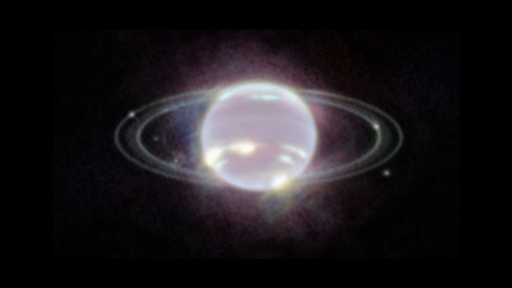 Neptun se svými prstenci, jak jste ho ještě neviděli. Bílý a přízračný