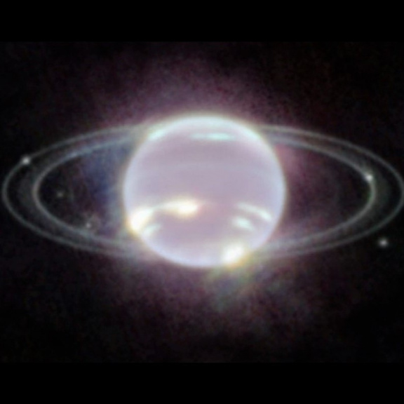 Neptun se svými prstenci, jak jste ho ještě neviděli. Bílý a přízračný