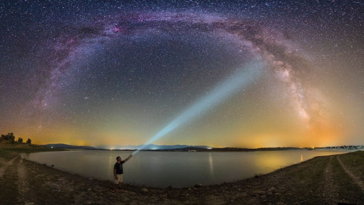 Mléčná dráha se vlní jako hladina jezera, do kterého hodíte kámen. Už víme proč
