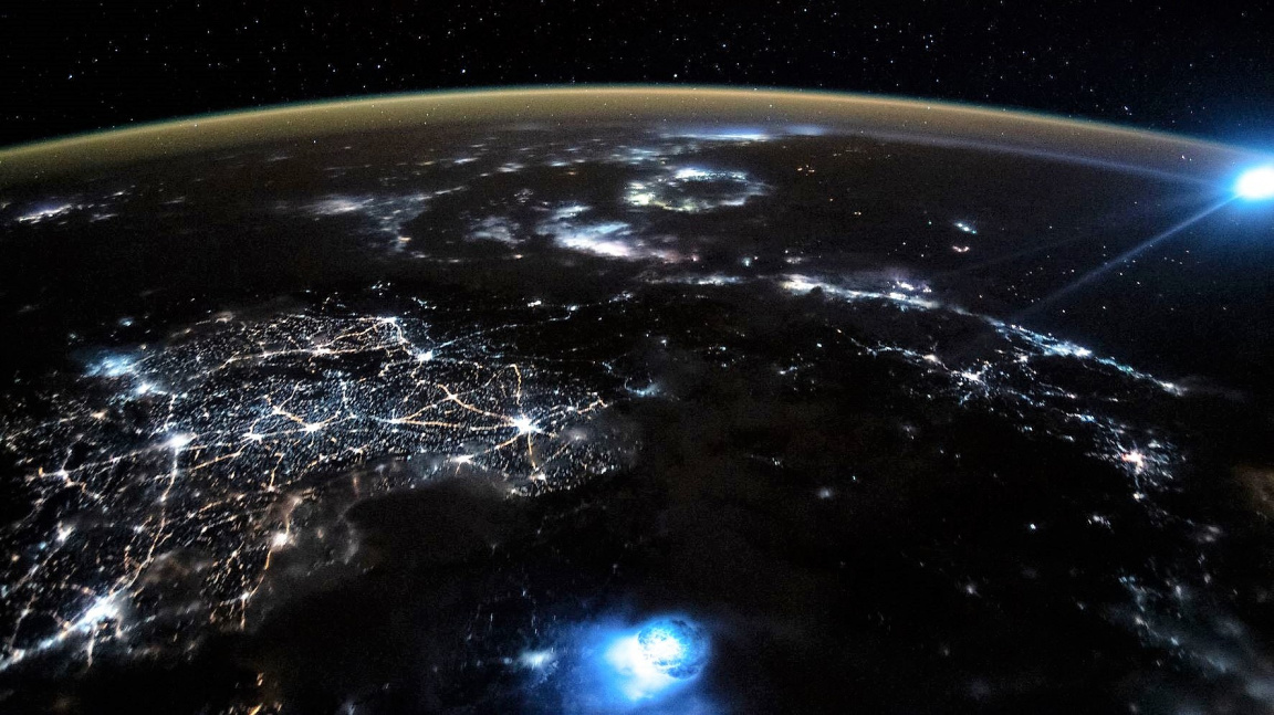Une image de l’espace a révélé de mystérieux orbes brillant au-dessus de la Terre