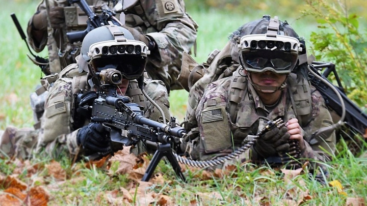 Zabily by nás, spílají američtí vojáci chytrým brýlím Microsoftu